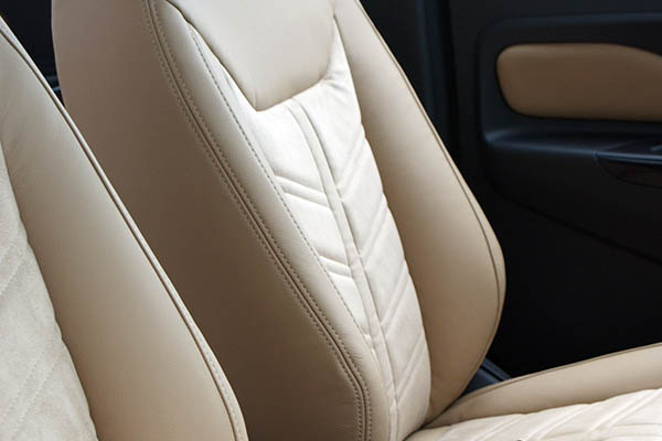 Ford Ka+, Alba Buffalino Leder Beige en eco-suède middenbanen voorstoelen detail